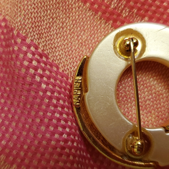 Signed Napier Brooch - Picture 5 of 5